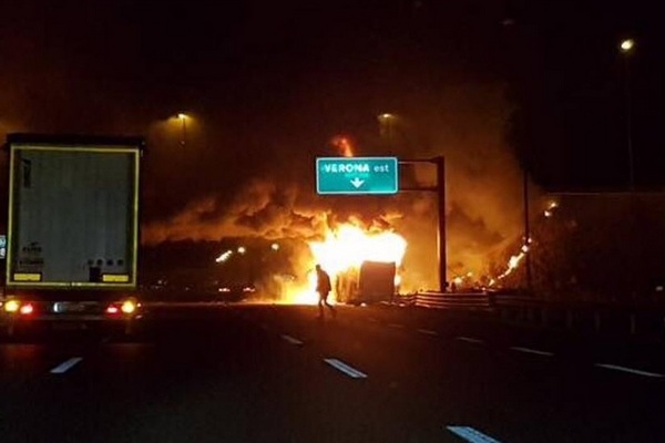 В Италии после ДТП в автобусе заживо сгорели дети (фото)