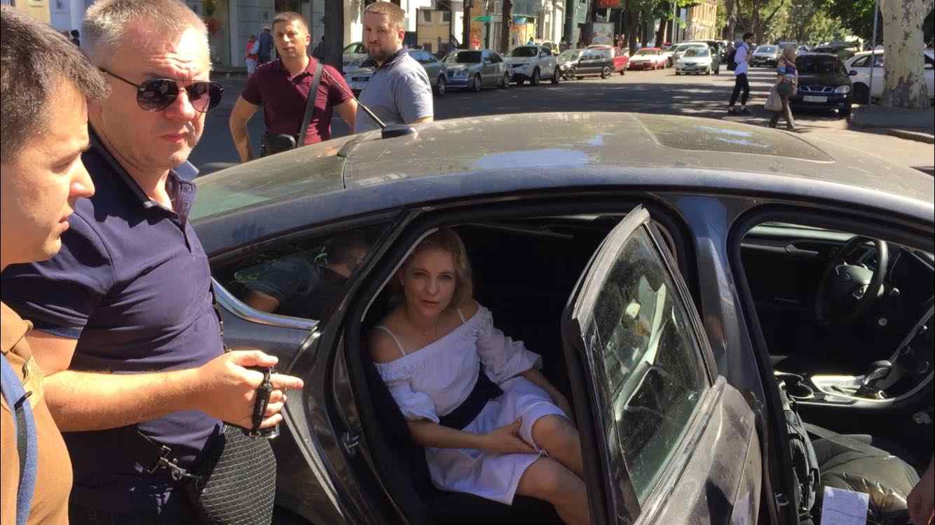 В кабинете у задержанной на взятке замначальника Приморского отдела полиции нашли 4 тысячи долларов и золото. Фото