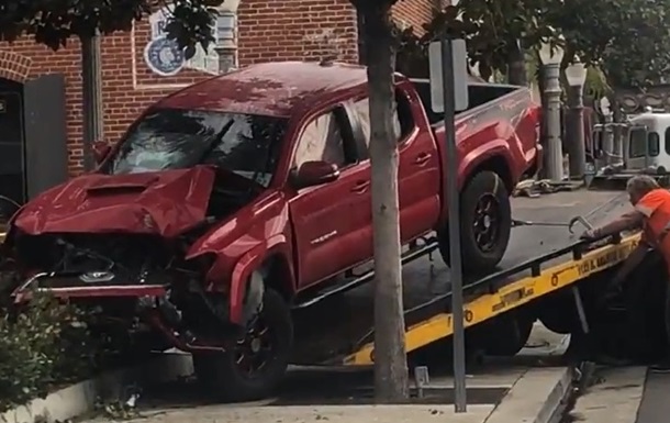 В Калифорнии автомобиль наехал на пешеходов: 10 пострадавших