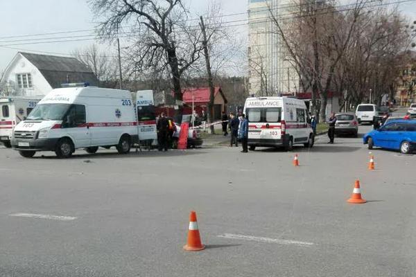 В Киеве автомобиль Chery перепутал полосы и спровоцировал ДТП (фото)