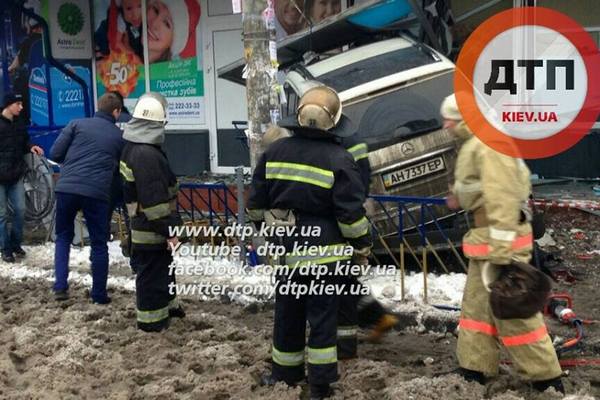 В Киеве автомобиль выехал на тротуар: погибла женщина (фото, видео)