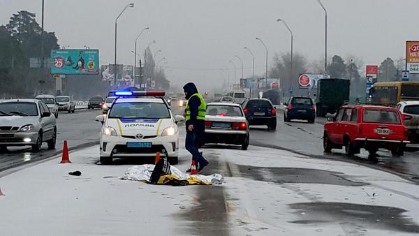 В Киеве девушка в наушниках погибла под колесами внедорожника (фото)