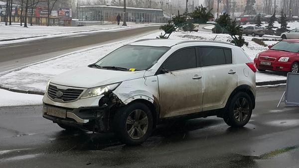 В Киеве девушка в наушниках погибла под колесами внедорожника (фото)