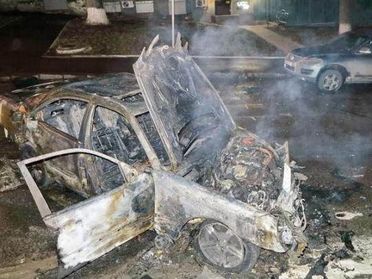В Киеве Mercedes, пытаясь обогнать мусоровоз, врезался в бордюр и загорелся (фото)