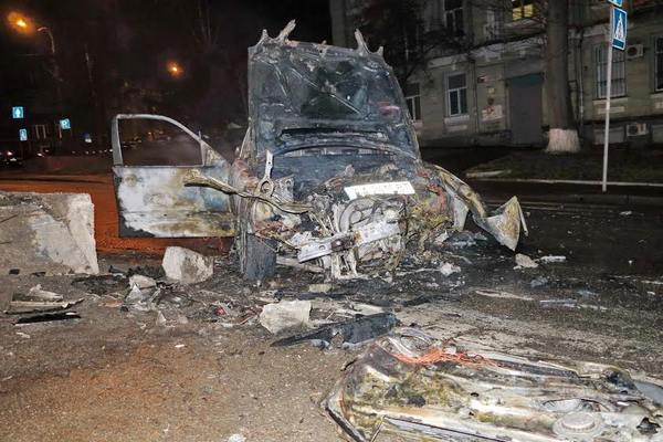 В Киеве Mercedes, пытаясь обогнать мусоровоз, врезался в бордюр и загорелся (фото)