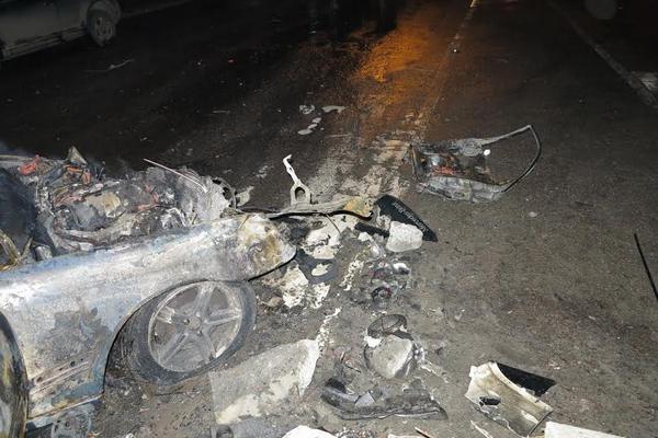 В Киеве Mercedes, пытаясь обогнать мусоровоз, врезался в бордюр и загорелся (фото)