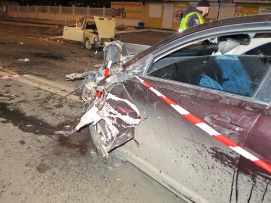 В Киеве на Березняках водитель Тойоты уничтожил Жигули и скрылся с номерами своей машины