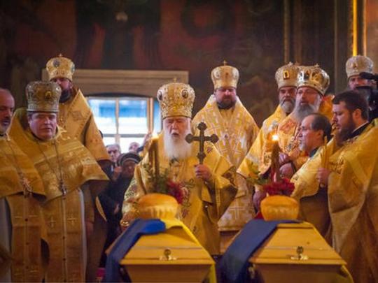 В Киеве перезахоронили останки Александра Олеся и его жены (фото)