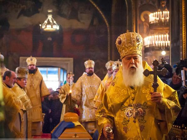 В Киеве перезахоронили останки Александра Олеся и его жены (фото)