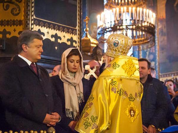 В Киеве перезахоронили останки Александра Олеся и его жены (фото)