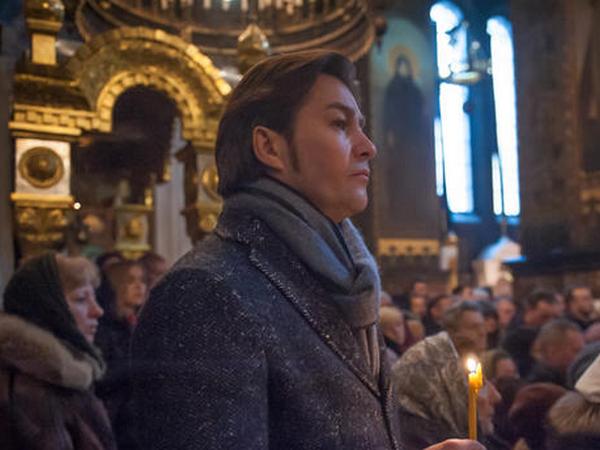 В Киеве перезахоронили останки Александра Олеся и его жены (фото)