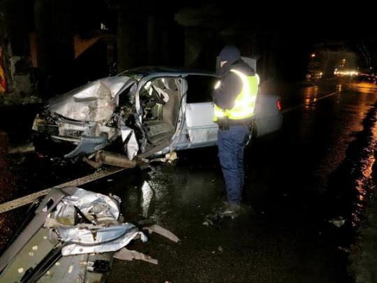 В Киеве после наезда на опору моста Toyota Camry превратилась в груду металла (фото)