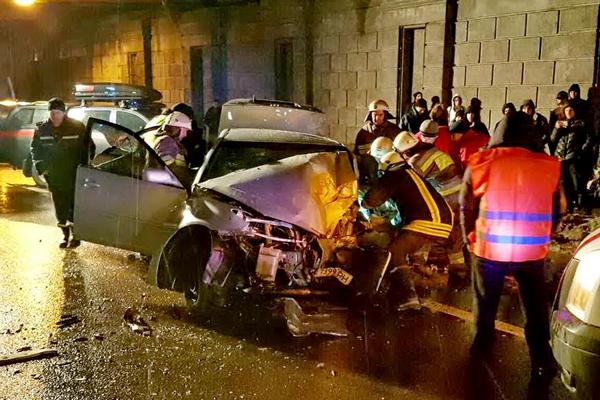 В Киеве после наезда на опору моста Toyota Camry превратилась в груду металла (фото)