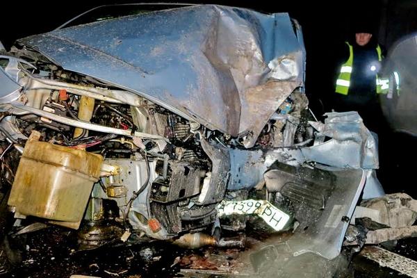 В Киеве после наезда на опору моста Toyota Camry превратилась в груду металла (фото)