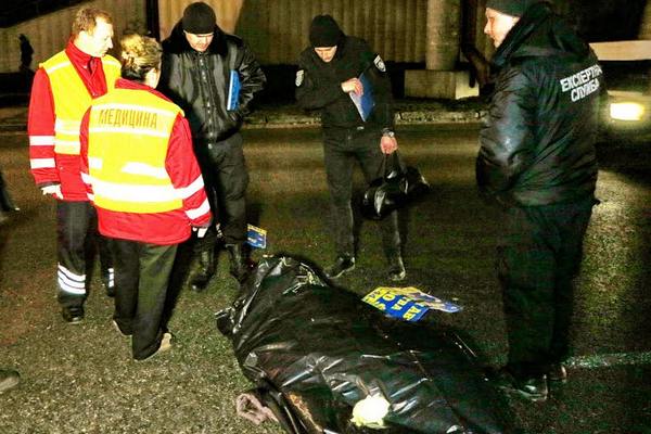 В Киеве пожилая женщина прыгнула с моста на проезжую часть (фото)