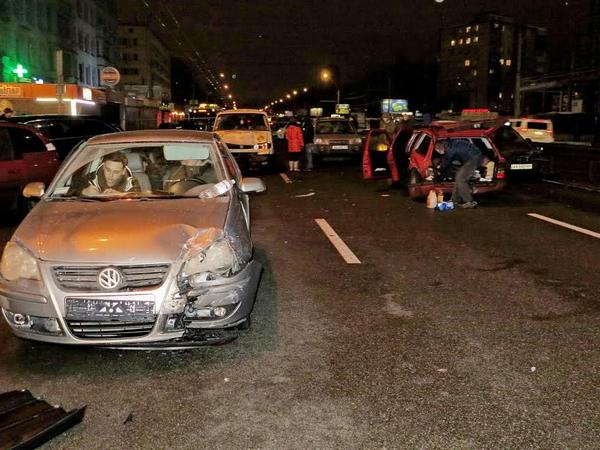 В Киеве произошло массовое ДТП: столкнулись сразу шесть автомобилей (фото)