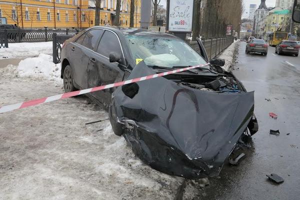 В Киеве Toyota ударом в бок выбросил Skoda на тротуар (фото)