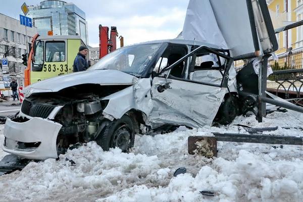 В Киеве Toyota ударом в бок выбросил Skoda на тротуар (фото)