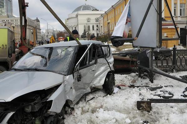 В Киеве Toyota ударом в бок выбросил Skoda на тротуар (фото)