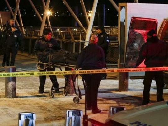 В Нью-Йорке рухнул в воду и затонул вертолет, пять человек погибли (видео)