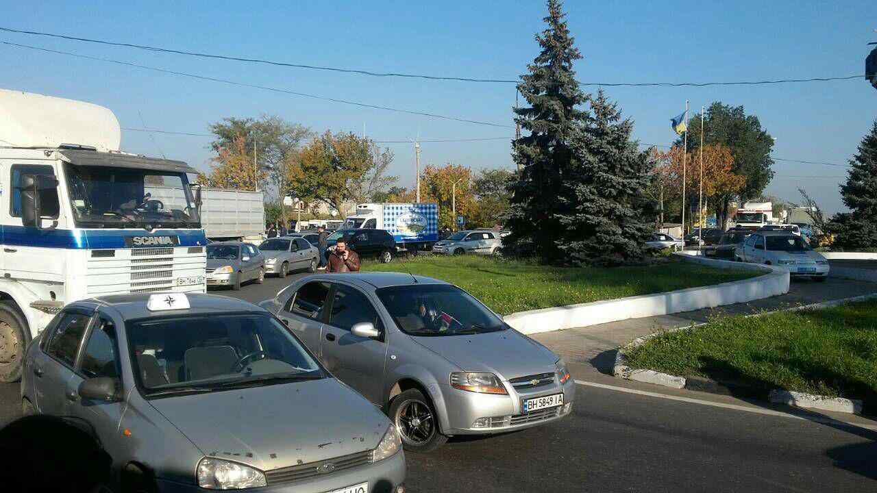 В Одессе автомобилисты требовали снижения цен на бензин и перекрыли дорогу возле Двух столбов. Фото