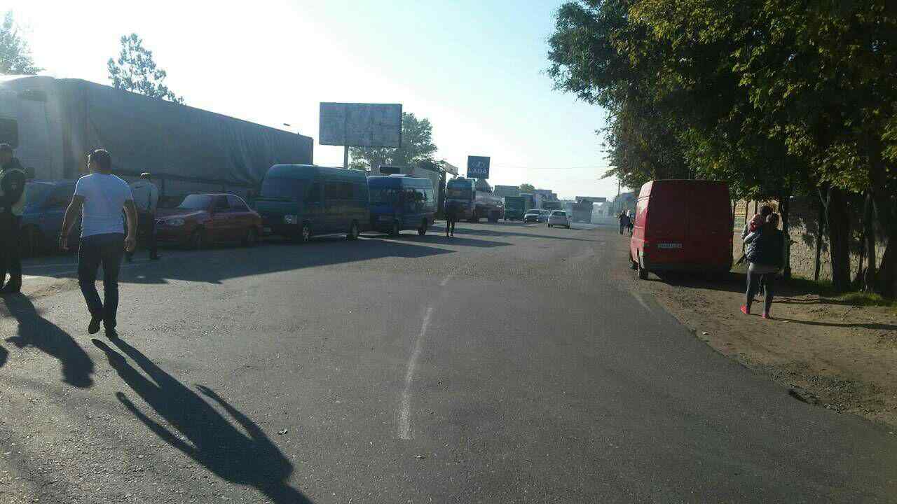 В Одессе автомобилисты требовали снижения цен на бензин и перекрыли дорогу возле Двух столбов. Фото