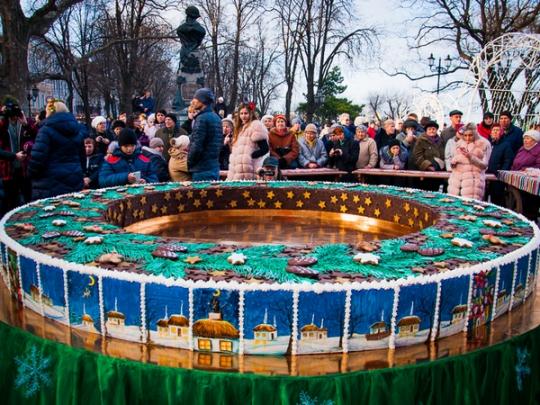 В Одессе изготовили гигантский торт-калач со сценами из произведений Гоголя (фото)