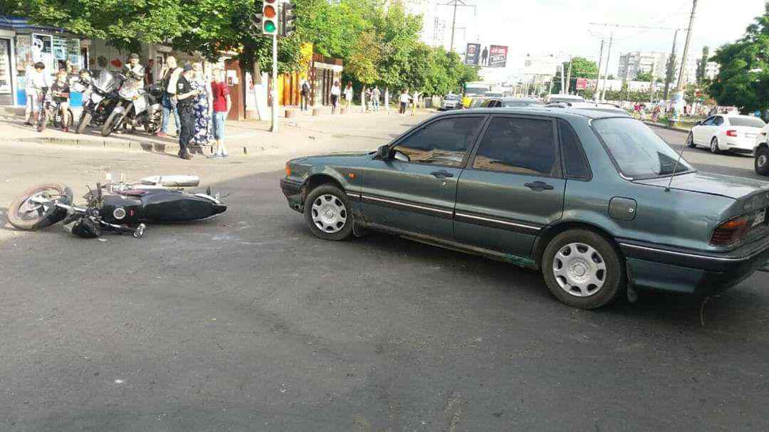 В Одессе мотоциклист попал в аварию и был госпитализирован