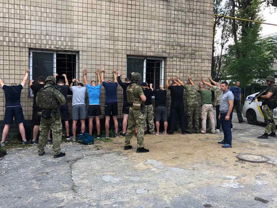 В Одессе с оружием пытались захватить предприятие. Фото