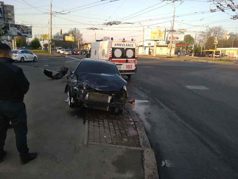 В Одессе столкнулись легковушка и машина скорой помощи. Фото