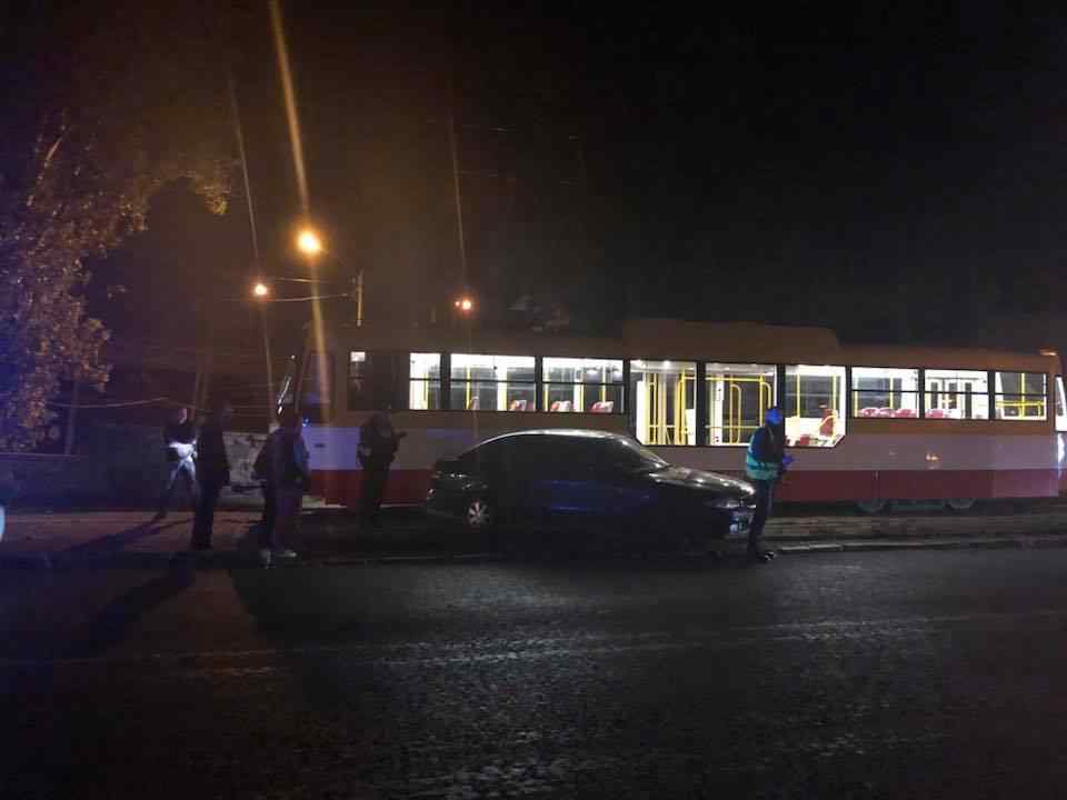 В Одессе трамвай протаранил автомобиль на «евробляхах», который выехал на рельсы. Фото