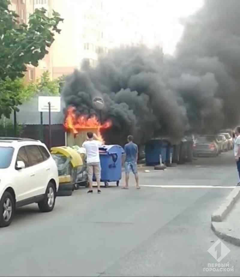 В одесском жилмассиве загорелась дворовая постройка