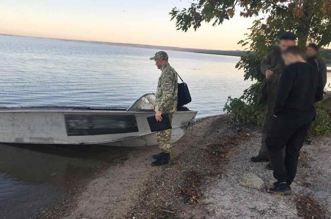 В Одесской области в заповедном парке задержали браконьеров: один из них - чиновник рыбинспекции. Фото