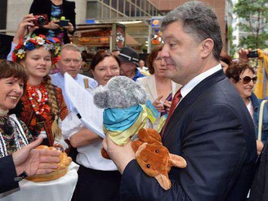 В прошлом году Порошенко дарили носки, посуду и игрушки