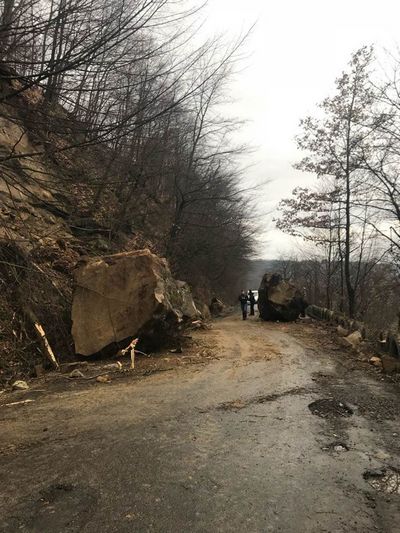 В Закарпатье автотрассу заблокировал селевой поток (фото)