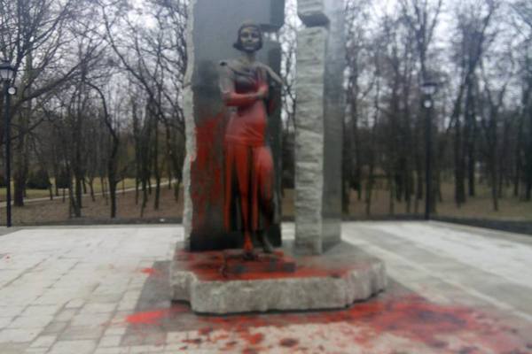 Вандалы надругались над памятником Елене Телиге в Бабьем Яру (фото)