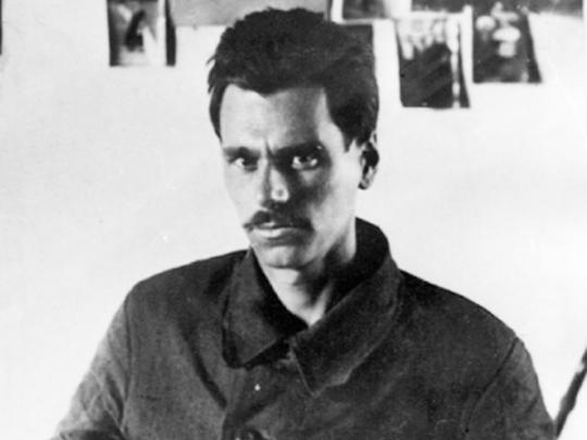 За то, что Кондратюк построил без единого гвоздя самый большой в мире деревянный амбар, НКВД... объявил его врагом народа