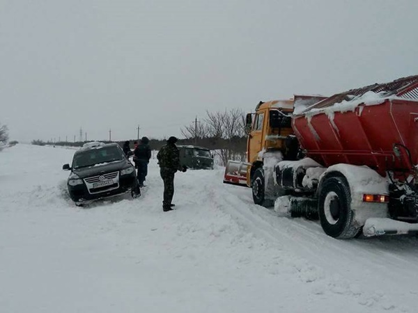 Застрявшим в селе Кирнички автомобилям после суток снежного плена удалось вырваться в Измаил