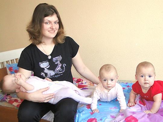 Жительница Марганца, родившая уникальную тройню, отпраздновала новоселье в просторном доме