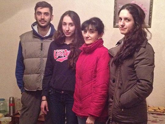Жители Ирпеня под Киевом всем миром восстанавливают сгоревший дом семьи, которую спасла... собака (фото)