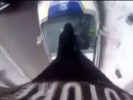 10 тысяч штрафа плюс судимость: в Ровно вынесли приговор парню, который пробежался по машине полиции (видео)