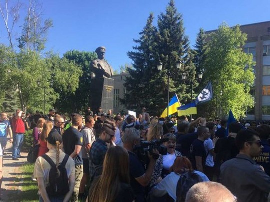Акция с кирпичами: в Харькове прошел митинг против возвращения проспекту города имени Жукова