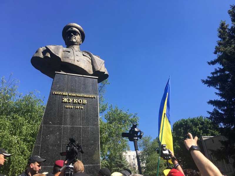 Акция с кирпичами: в Харькове прошел митинг против возвращения проспекту города имени Жукова