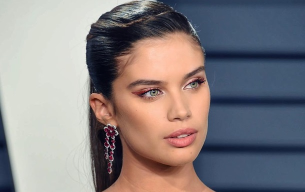 Ангел Victoria’s Secret показала фото без макияжа