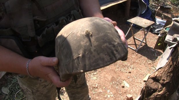 Артснаряды ударили по позициям ВСУ: военный показал шлем, по которому попал осколок