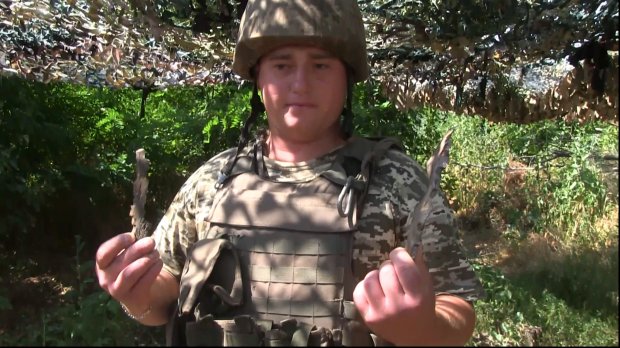 Артснаряды ударили по позициям ВСУ: военный показал шлем, по которому попал осколок