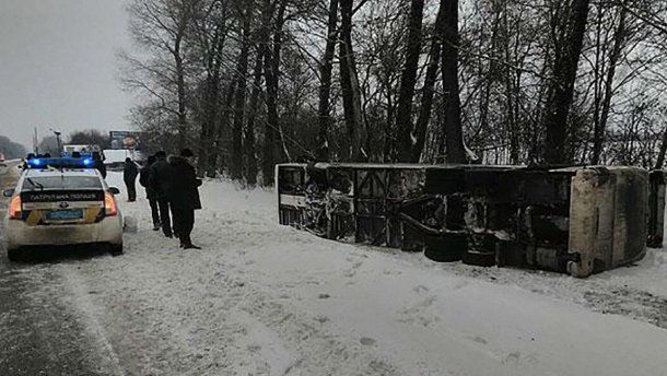 Автобус сообщением Киев – Москва лег на бок на Черниговщине: есть пострадавшие