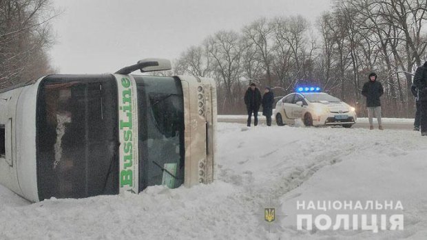 Автобус сообщением Киев – Москва лег на бок на Черниговщине: есть пострадавшие