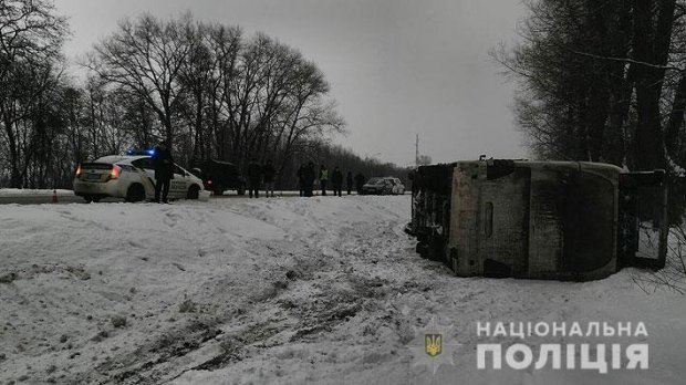 Автобус сообщением Киев – Москва лег на бок на Черниговщине: есть пострадавшие
