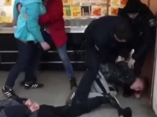 «Банда подростков сметала все на своем пути»: «ФАКТЫ» выяснили подробности нападения на охранников «Ашана»